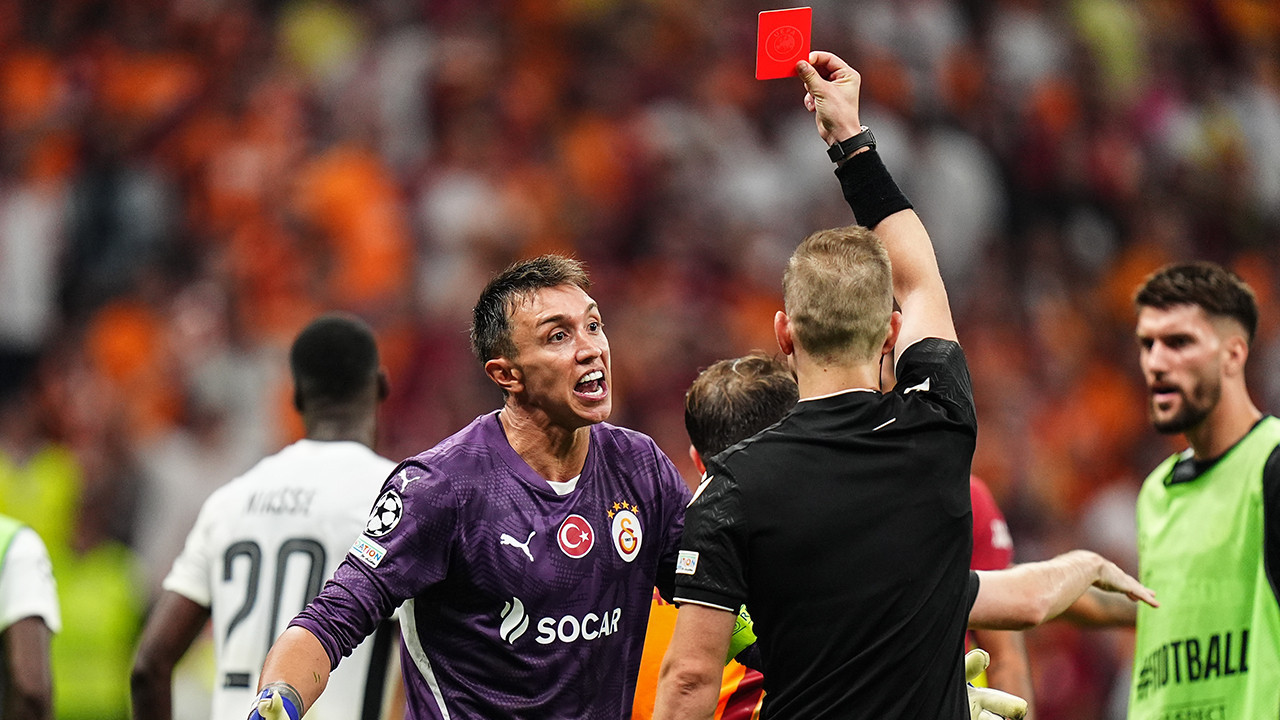 13 yıllık Muslera dönemi kapanıyor! Kırmızı karttan sonra kıyamet koptu
