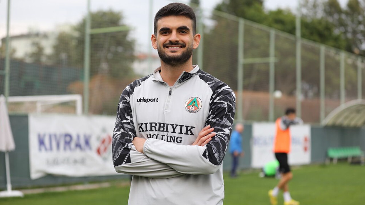 Fatih Aksoy devam dedi! Alanyaspor ilse yeni kontrat imzaladı