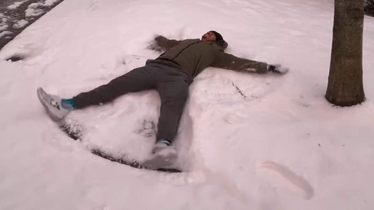 Gabriel Sara'nın kar eğlencesi güldürdü