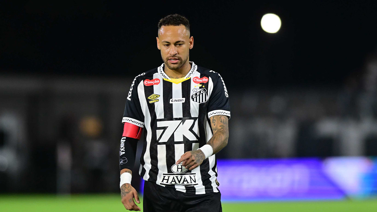 Neymar bir sezon daha Santos'ta