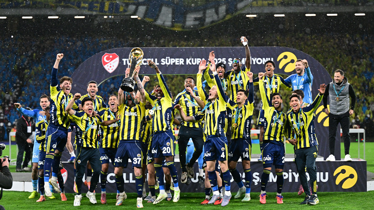 Turkcell Süper Kupa şampiyonu Fenerbahçe, kupasını aldı