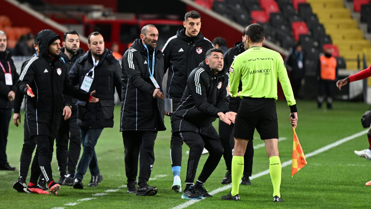 Burak Yılmaz, gördüğü kırmızı kart için özür diledi