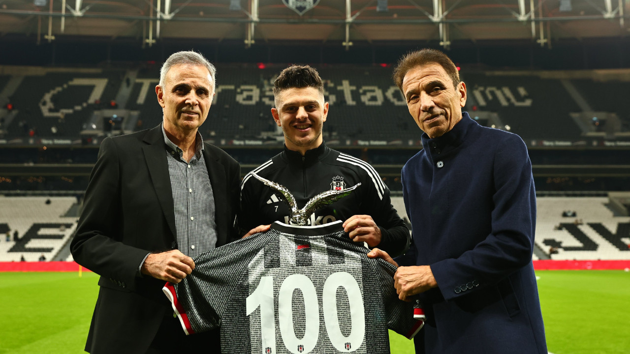 Beşiktaş'ta 100. maçına çıkan Milot Rashica'ya plaket verildi
