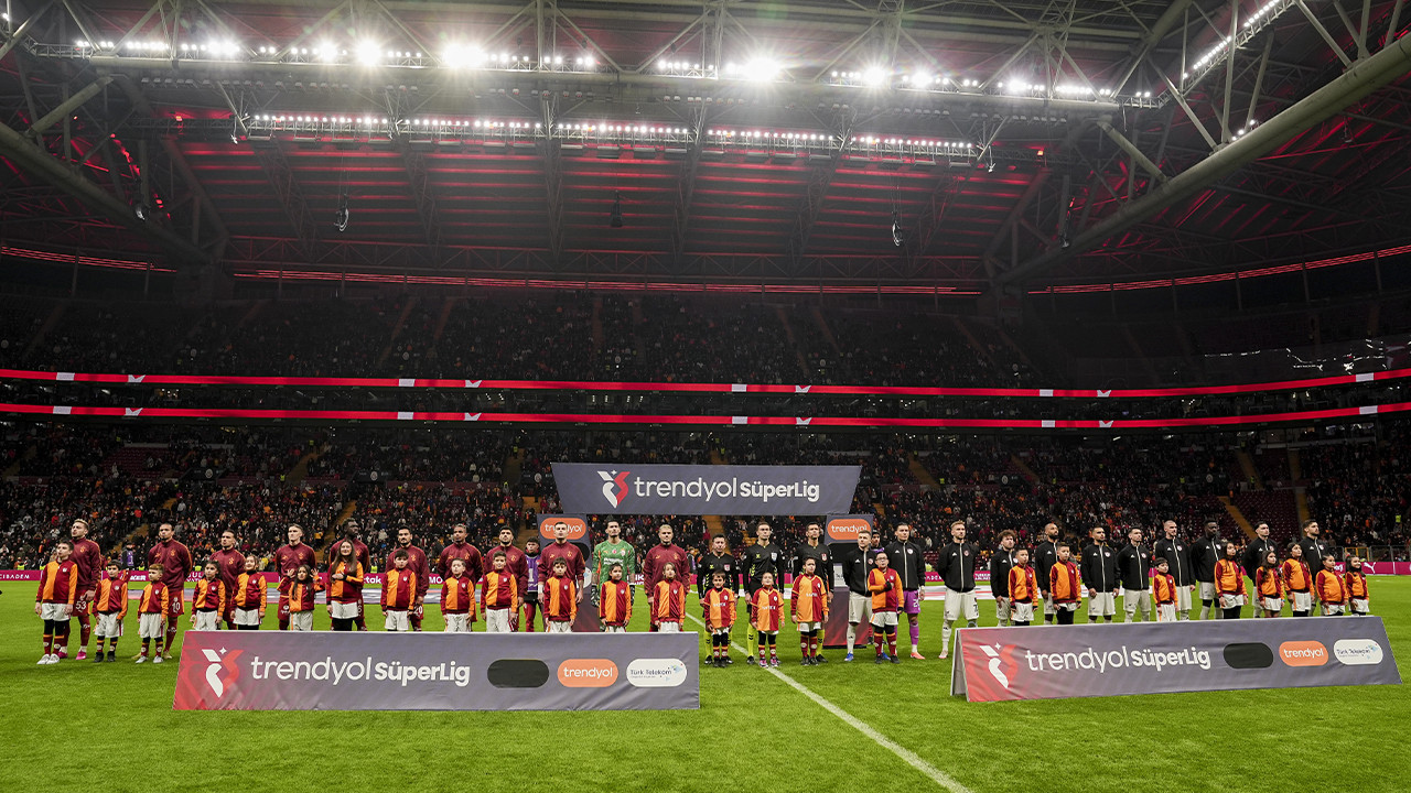Galatasaray tribünleri yönetimi istifaya çağırdı