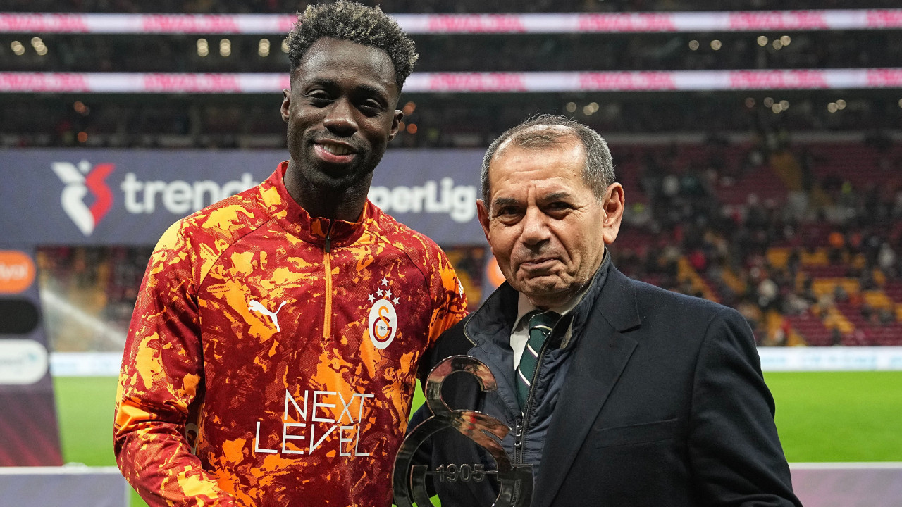 Galatasaray'da 100. maçına çıkan Davinson Sanchez'e plaket verildi