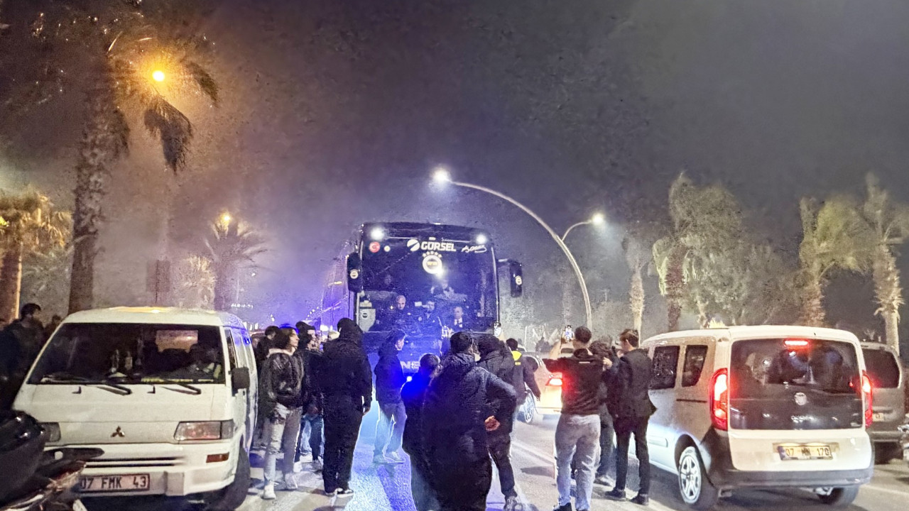 Fenerbahçe kafilesini, Gazipaşa Alanya Havalimanı'nda sarı-lacivertli taraftarlar karşıladı