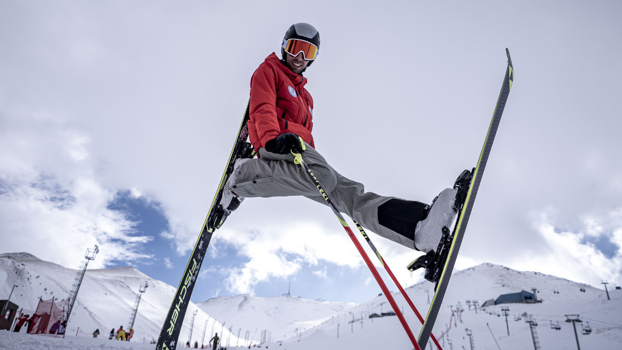 Kayakla atlamaya kiralık ekipmanla başladı, üçüncü kez olimpiyat sahnesine çıkıyor