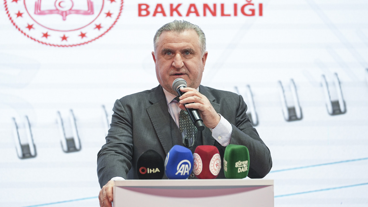 Gençlik ve Spor Bakanı Osman Aşkın Bak, güreş turnuvasının açılış törenine katıldı