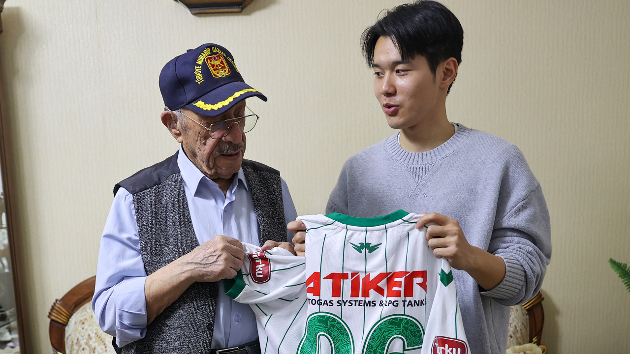 Konyaspor'un Güney Koreli oyuncusu Jinho Jo, 96 yaşındaki Kore gazisi ile buluştu