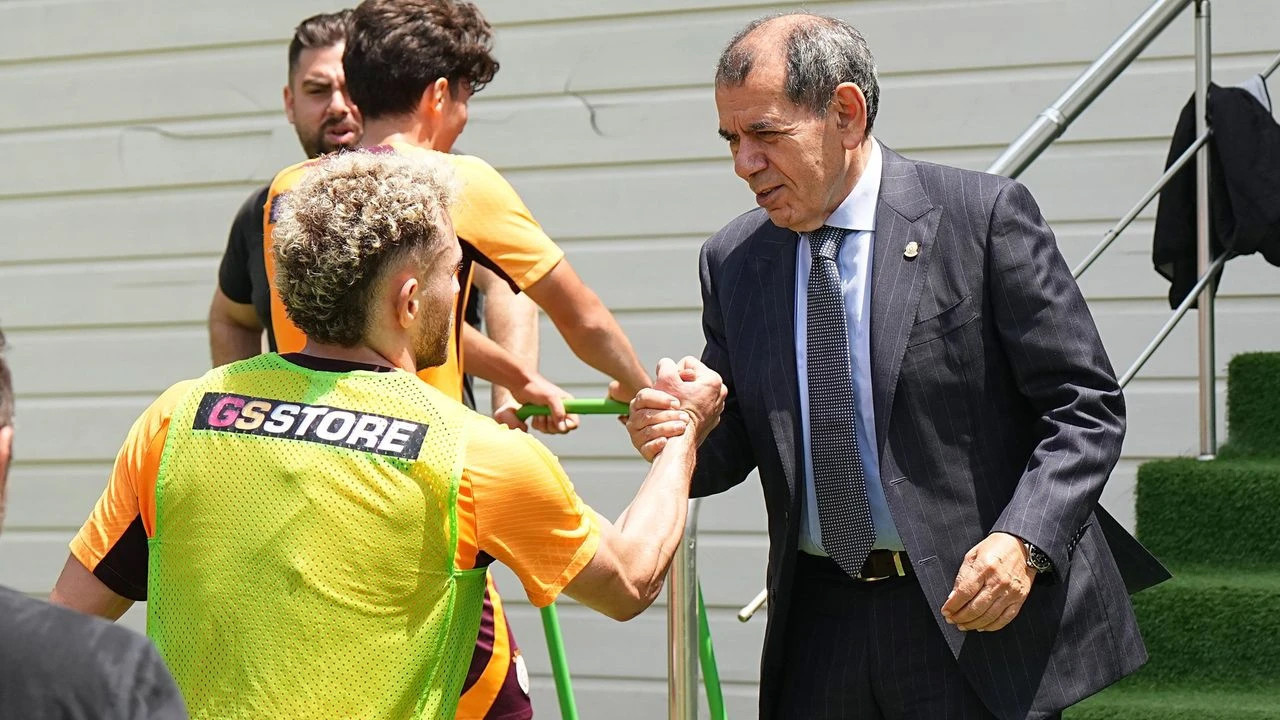 Dursun Özbek Beşiktaş galibiyetinden sonra Okan Buruk ve oyuncuları Kemerburgaz'da karşıladı