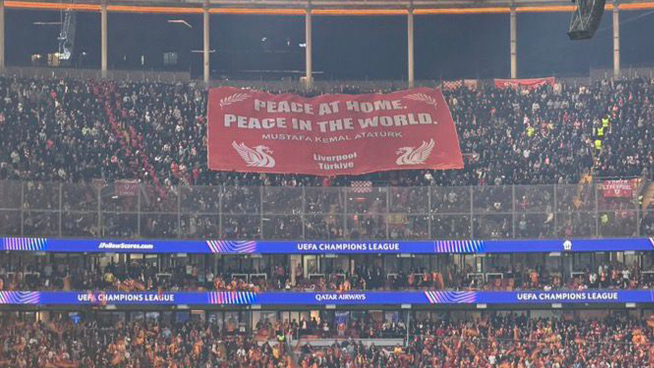 Liverpool tribünleri Mustafa Kemal Atatürk'ün sözünü pankart olarak açtı