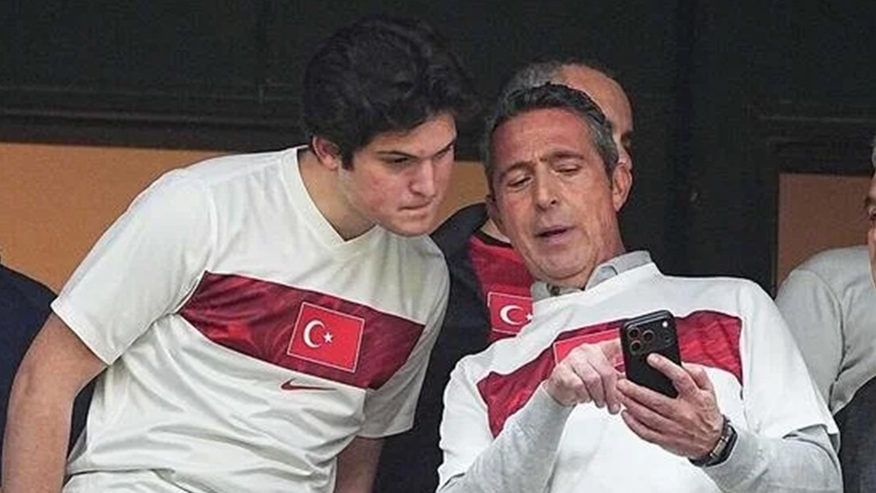 Ali Koç, oğlu ile birlikte milli maçı Dolmabahçe'de takip etti