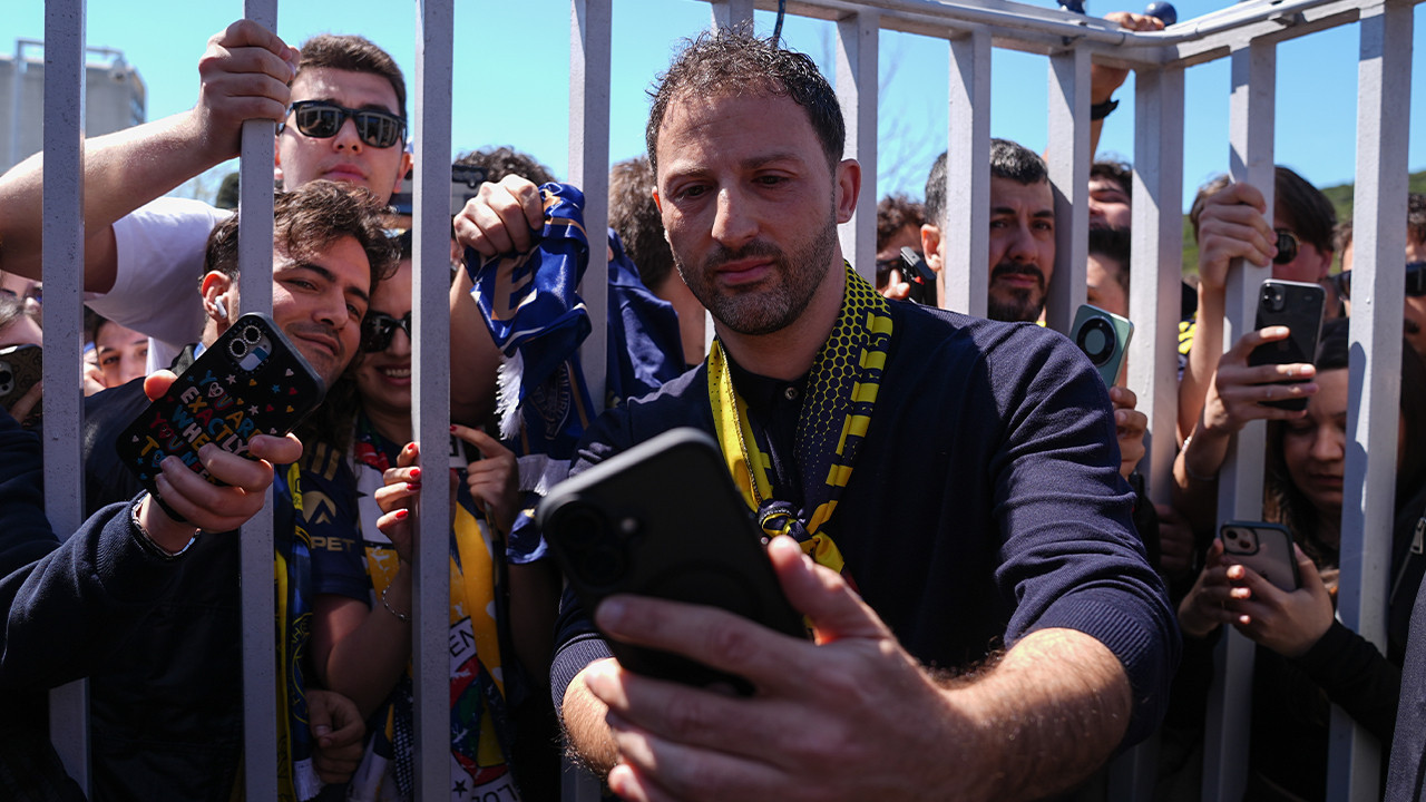 Fenerbahçe Domenico Tedesco'ya teşekkür etti taraftarlar "hocam bizi bırakma" dedi! Samandıra'da yer yerinden oynadı