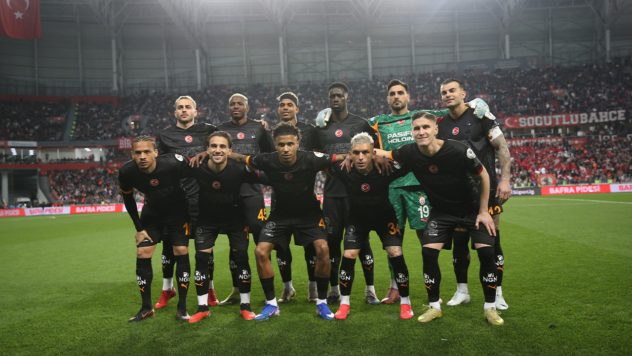 Galatasaraylı futbolcular Samsun'a hiç gelmemiş! 9 futbolcu yerlerde