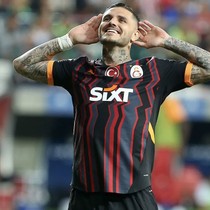 Mauro Icardi'nin sevincini yaptı kırmızı kart gördü!