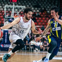 Türkiye Basketbol Ligi play-off'larında yarı finale çıkan iki takım belli oldu