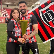 Amatör futbolcu şampiyonluk maçından önce evlilik teklifi yaptı!