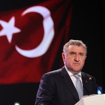 Bakan Bak'tan Beşiktaş ve Bursa Büyükşehir Belediyespor'a tebrik