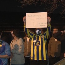 Samandıra'da futbolcuları karşılayan taraftardan Ali Koç'a istifa tezahüratı