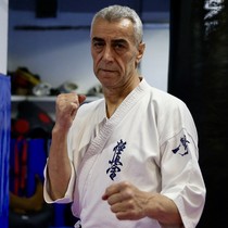 Zayıflamak için karateye başladı şimdi şampiyon yetiştiriyor