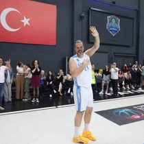 Türk basketbolunun efsanelerinden Oğuz Savaş kariyerini noktaladı