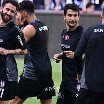 Beşiktaş'ın taraftara açık idmanında sürpriz isim! 19 yıl sonra yeniden sahada