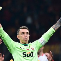 Galatasaray kaptanı Muslera'nın Türk futbol tarihine geçmesine 2 kupa kaldı