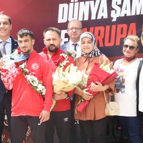 Dünya şampiyonu halterci Ramazan Efe Yılmaz, memleketi Çankırı'da törenle karşılandı