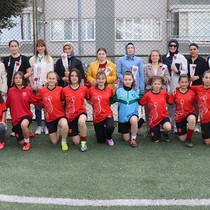 Amasya'da kadın futbolcular, antrenmanda annelerinin Anneler Günü'nü kutladı