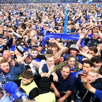 Bundesliga'ya dönen Hamburg'da taraftar sahaya girdi 26 kişi yaralandı
