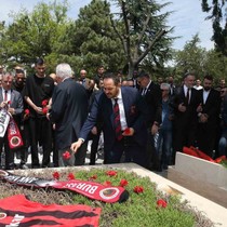 Gençlerbirliği camiası efsane başkanı İlhan Cavcav’ın mezarını ziyaret etti