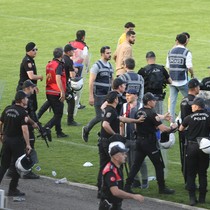 Siirt'te amatör ligde oynanan futbol maçında kavga çıktı