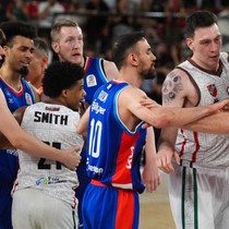 Anadolu Efes'e yenilen Karşıyaka play-in şansını kaybetti