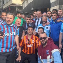 İbrahim Hacıosmanoğlu, Galatasaray ve Trabzonspor taraftarıyla horon tepti