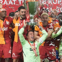 Bakan Aşkın Bak, Türkiye Kupası'nı kazanan Galatasaray'ı kutladı