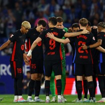 La Liga'da Barcelona şampiyon oldu, saha karıştı