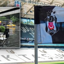 Tüpraş Stadyumu'nda kriz! Beşiktaş taraftarı Galatasaray afişlerini yırttı attı