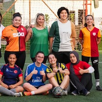 İzmirli kadınların halı saha maçında "kaybeden yok"