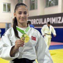 Milli judocu Fatma Zehra Meki, kazandığı altın madalyayı Filistinlilere armağan etti