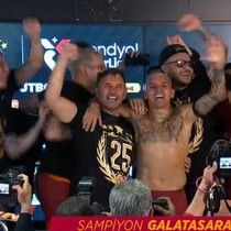 Futbolcular basın toplantısını bastı: Okan Buruk istifa!