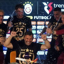 Futbolcular basın toplantısını bastı: Okan Buruk istifa!