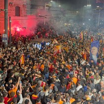 Galatasaray taraftarları şampiyonluğu Taksim'de kutluyor