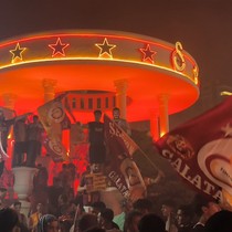 Mersin'de Galatasaray taraftarı şampiyonluk kutluyor