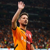 35 yaşında eski yıldız olarak geldiği Galatasaray'a, bir efsane olarak veda etmeye hazırlanıyor