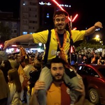 Fenerbahçeli taraftar Galatasaray'ın şampiyonluğunu omuzlarda kutladı