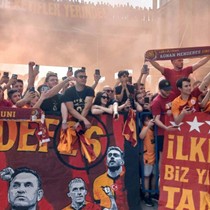 Galatasaray taraftarı takımı İzmir'de coşkuyla karşıladı