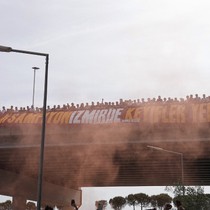 Türkiye ve Galatasaray bayrağı dışında bayrak getirmek yasak!