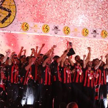 Şampiyon Eskişehirspor kupasını kaldırdı