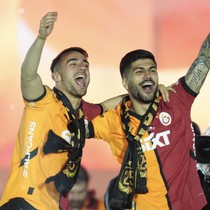 Galatasaray'da futbolcular kutlamaya hangi şarkılarla çıktı? Muslera ve Mertens ağlattı