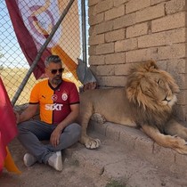 Galatasaraylı taraftar, şampiyonluğu aslanlarıyla kutladı